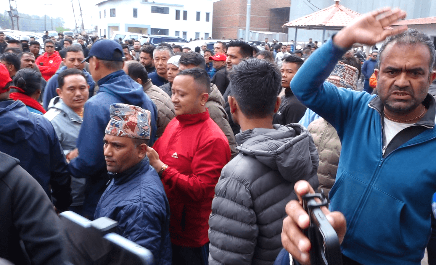 ओलीको रिहाइ माग्दै टायर बालेर प्रदर्शन, ३ बजे माइतीघरमा प्रदर्शन हुँदै