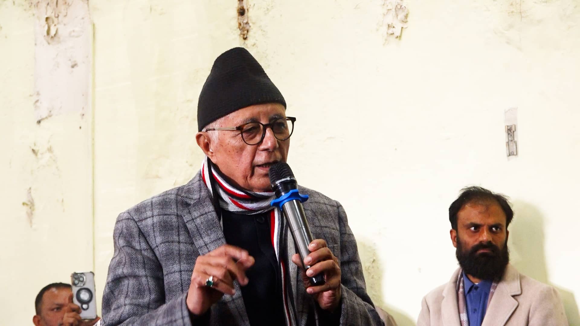 निर्वाचन आयोग पुगेर डा.कोइरालाले भने : कुनैपनि पदाधिकारी वा व्यक्तिलाई विशेष महाधिवेशन बोलाउने अधिकार छैन