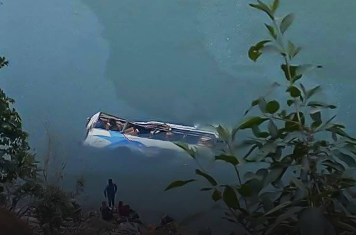 काठमाडौँबाट ओखलढुङ्गा जाँदै गरेको बस तामाकोशी नदीमा खस्यो, ५ जनाको मृत्यु
