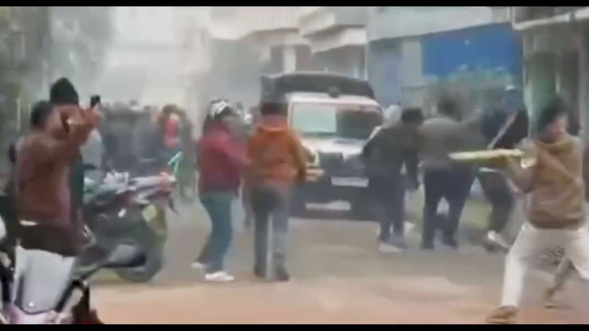 वीरगञ्जमा अवैध गोदाममा छापा मार्दा आक्रमण : तीन सशस्त्र प्रहरी घाइते, गाडीमा क्षति