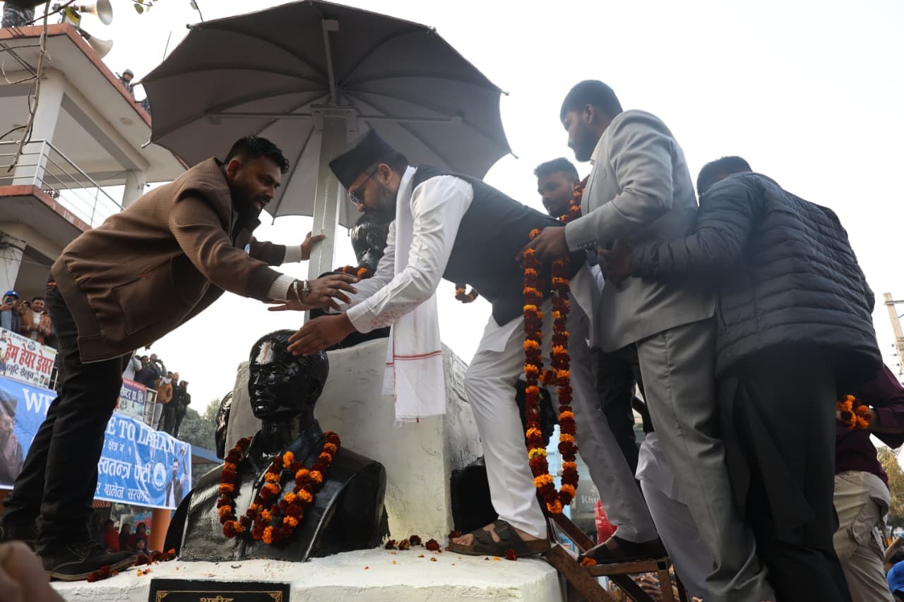 बालेनको मधेश टुर : लहानमा मधेशका प्रथम सहिद रमेश महतोको शालिकमा माल्यार्पण