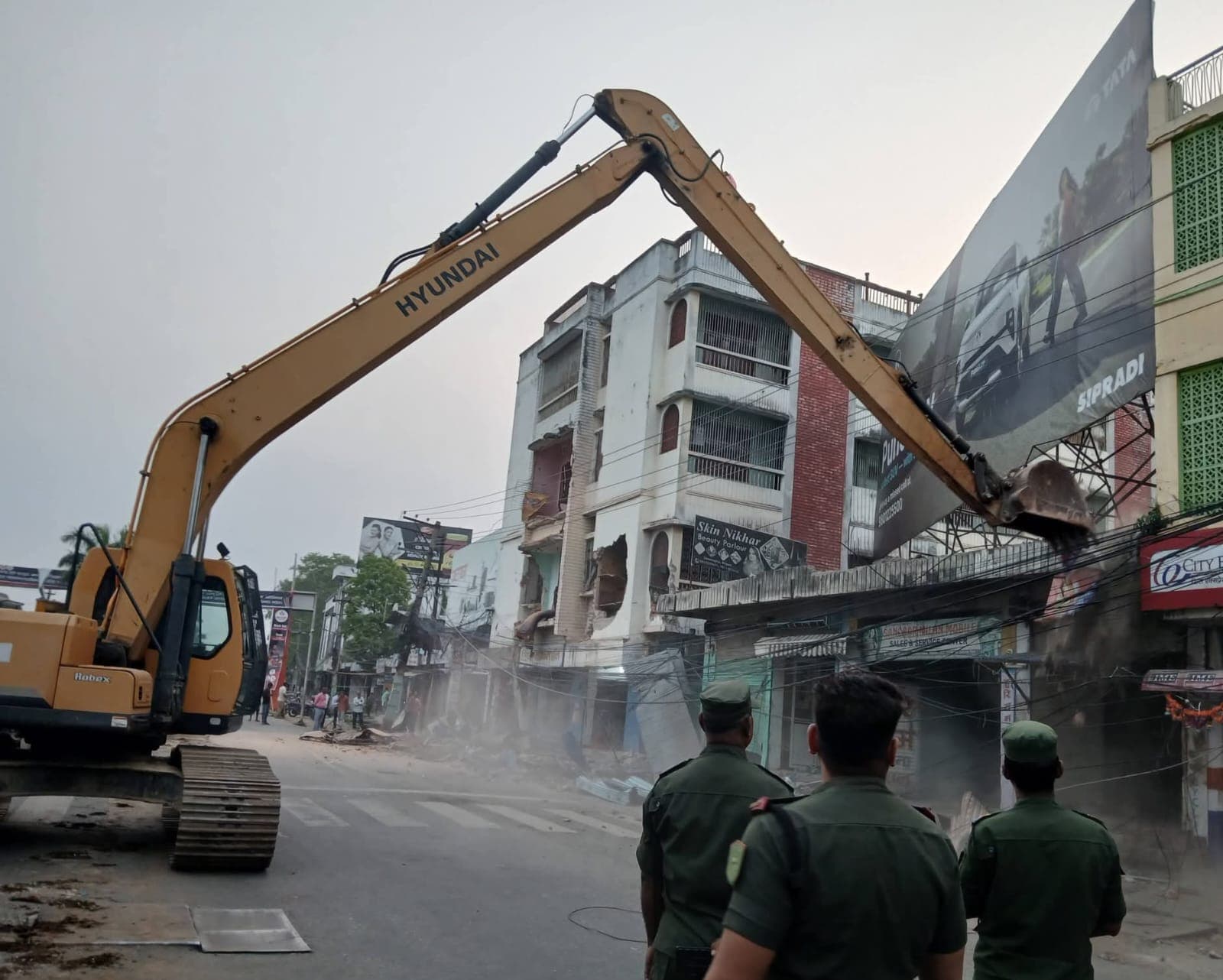 वीरगन्जमा मुख्य सडक विस्तार सुरु, डोजर चलाएर काम अगाडि बढाइयो