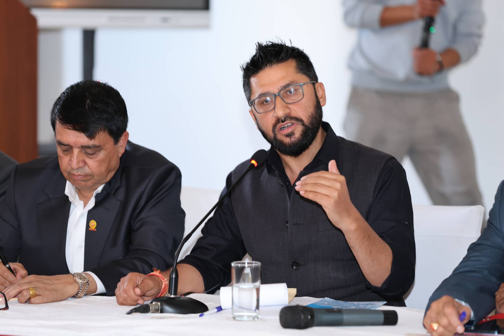 केही व्यवसायीहरुले देशको अर्थतन्त्र नै मुठ्ठीमा लिएकाले निर्मम हुनुपर्यो : रवि लामिछाने
