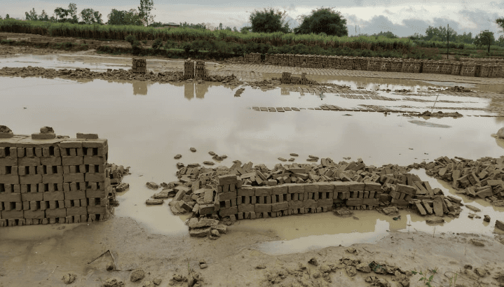 रौतहटमा वर्षा र हावाहुरीको वितण्डा : चार करोड बराबरको काँचो इँट्टा नष्ट